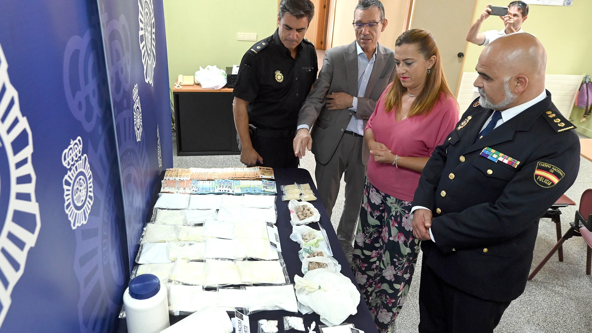 La delegada del Gobierno en Castilla y León, Virginia Barcones, presenta junto a miembros de la Policía Nacional una operación relacionada con el narcotráfico