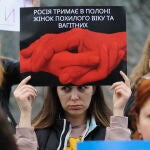 Mujeres ucranianas protestan por la liberación de los prisioneros de guerra en Leopolis