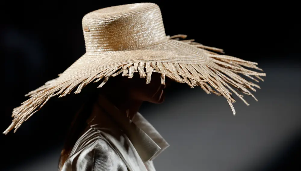 Una modelo muestra una creación de la colección primavera-verano 2023 del diseñador Ulises Mérida durante una nueva jornada de la 76ª edición de la pasarela Mercedes Benz Fashion Week Madrid, este sábado, en el recinto ferial IFEMA.