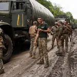 Soldados ucranianos se toman un descanso en el convoy militar rumbo a Járkiv, ayer