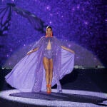 La modelo Nieves Álvarez, luce una creación de la colección primavera-verano 2023 de la diseñadora Lola Casademunt by Maite, durante la 76ª edición de la pasarela Mercedes Benz Fashion Week Madrid, este sábado en Madrid.