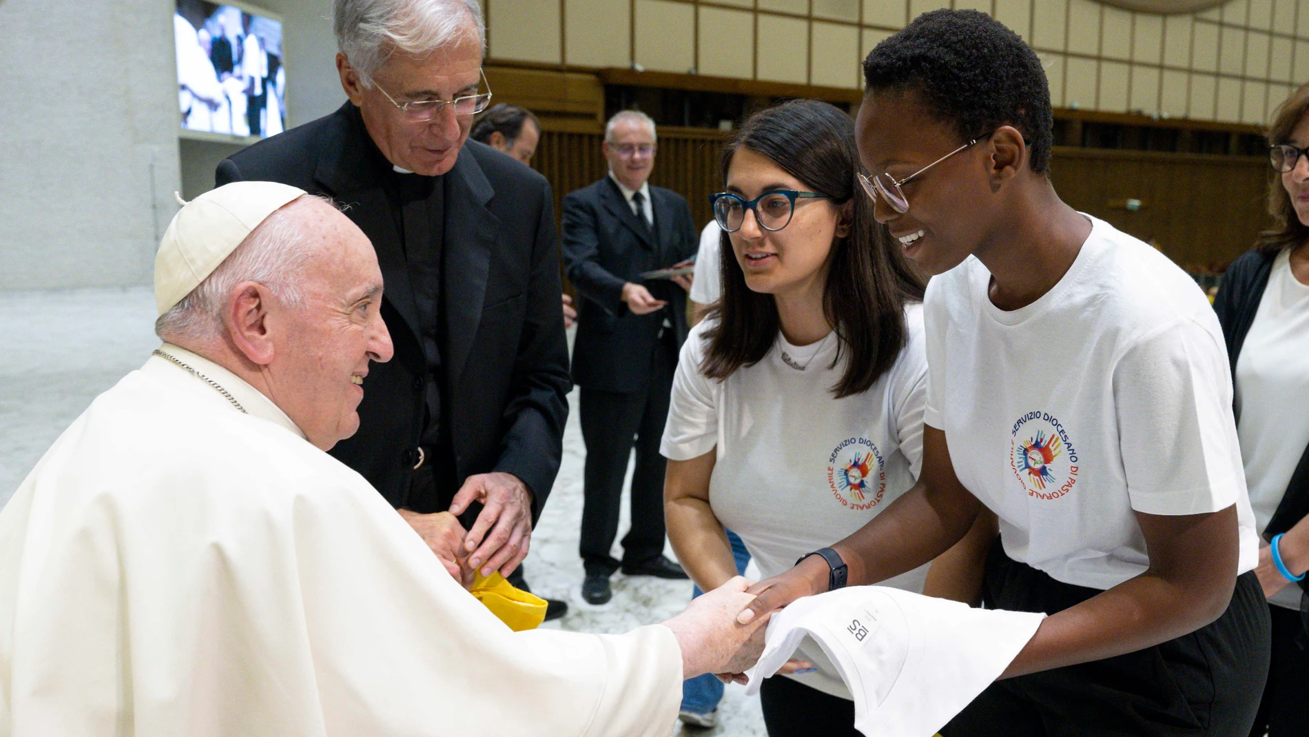 Encuentro del Papa con unos jóvenes en el Vaticano