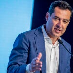 El presidente de Andalucía, Juanma Moreno, durante su intervención en la primera jornada de la 25 reunión Interparlamentaria del PP que pretende sentar las bases del programa del partido, este sábado en Toledo. EFE/Ismael Herrero