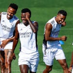 Los jugadores del Real Madrid Militao (i), Vinicius (C) y Rodrygo (3d) durante el entrenamiento realizado este sábado en la Ciudad Deportiva de Valdebebas, en Madrid. EFE/Rodrigo Jiménez