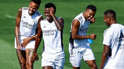 Los jugadores del Real Madrid Militao (i), Vinicius (C) y Rodrygo (3d) durante el entrenamiento realizado este sábado en la Ciudad Deportiva de Valdebebas, en Madrid. EFE/Rodrigo Jiménez