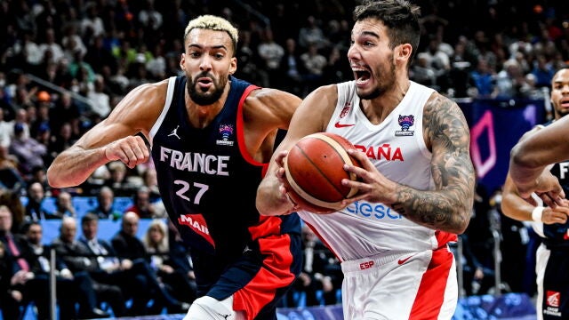 Willy Hernangómez escapa de la defensa de Rudy Gobert