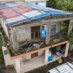 Jetsabel Osorio permanece en su casa dañada cinco años después del huracán María y antes de la llegada de un nuevo huracán: Fiona