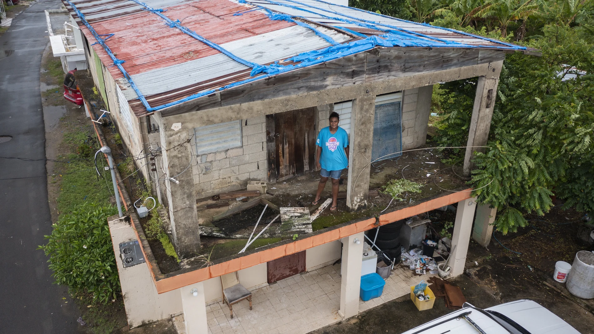 Jetsabel Osorio permanece en su casa dañada cinco años después del huracán María y antes de la llegada de un nuevo huracán: Fiona