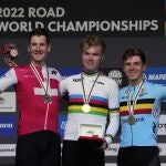 Tobias Foss posa con el maillot arcoíris junto al suizo Stefan Kung y el belga Remco Evenepoel