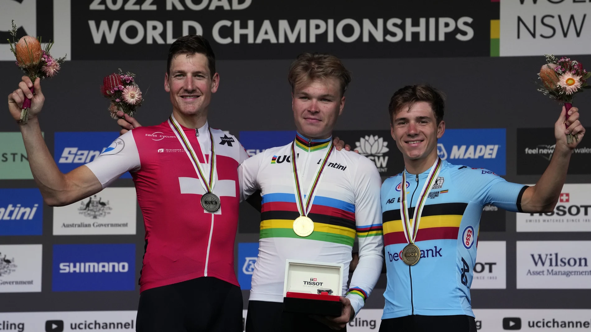 Tobias Foss posa con el maillot arcoíris junto al suizo Stefan Kung y el belga Remco Evenepoel