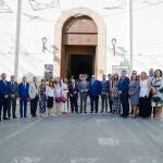 Foto de familia a las puertas de la parroquia de Santa María de Ambrox, santuario del Cristo de la Luz de Dalías. DIPUTACIÓN DE ALMERÍA