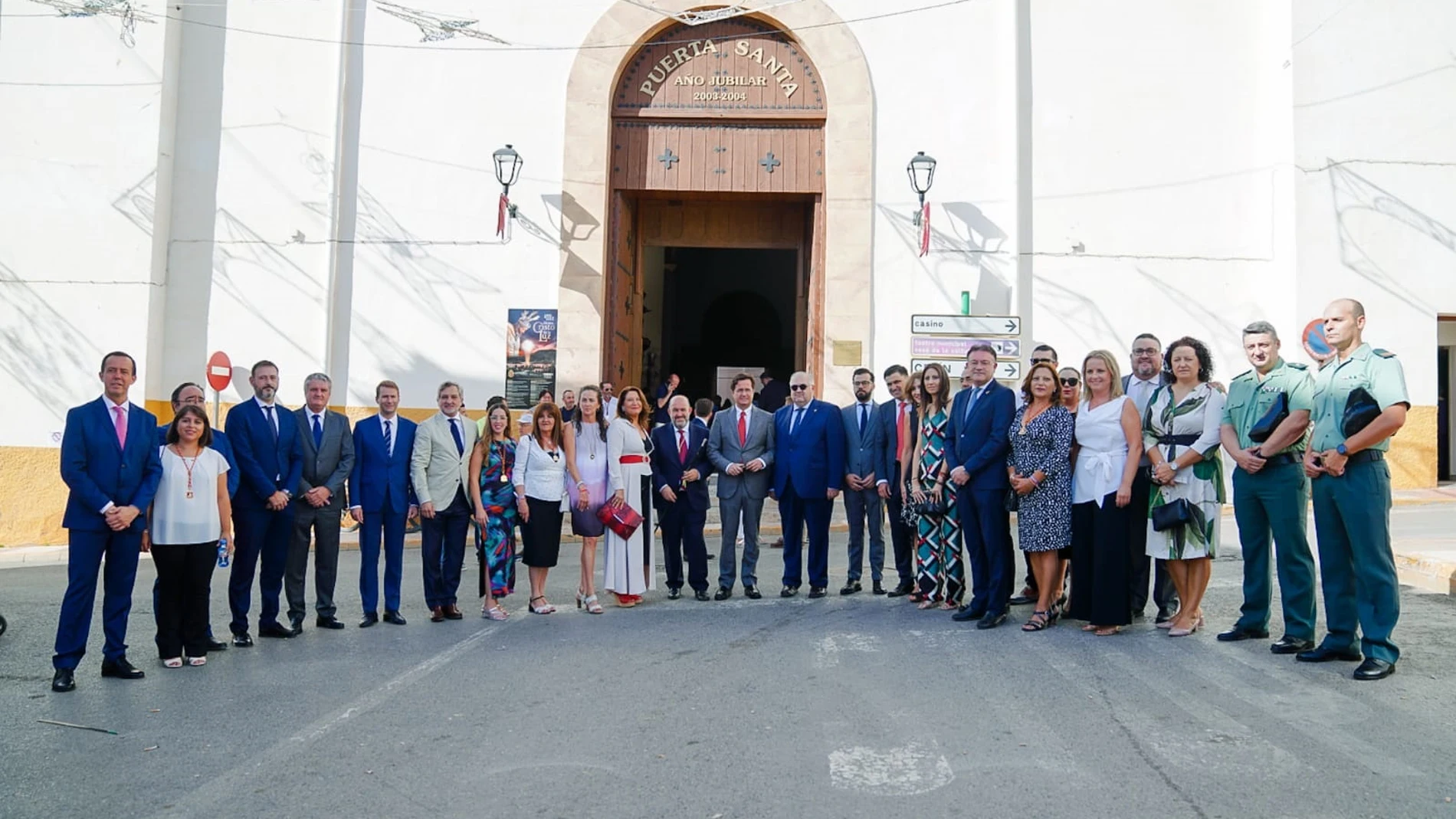 Foto de familia a las puertas de la parroquia de Santa María de Ambrox, santuario del Cristo de la Luz de Dalías. DIPUTACIÓN DE ALMERÍA