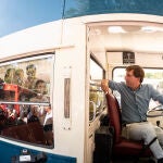 El alcalde de Madrid, José Luis Martínez-Almeida (d), tras el volante de un autobús clásico de dos pisos, conversa con varios visitantes durante los actos organizados en el día central de la Semana Europea de la Movilidad, ayer en Madrid. EFE/ Fernando Villar