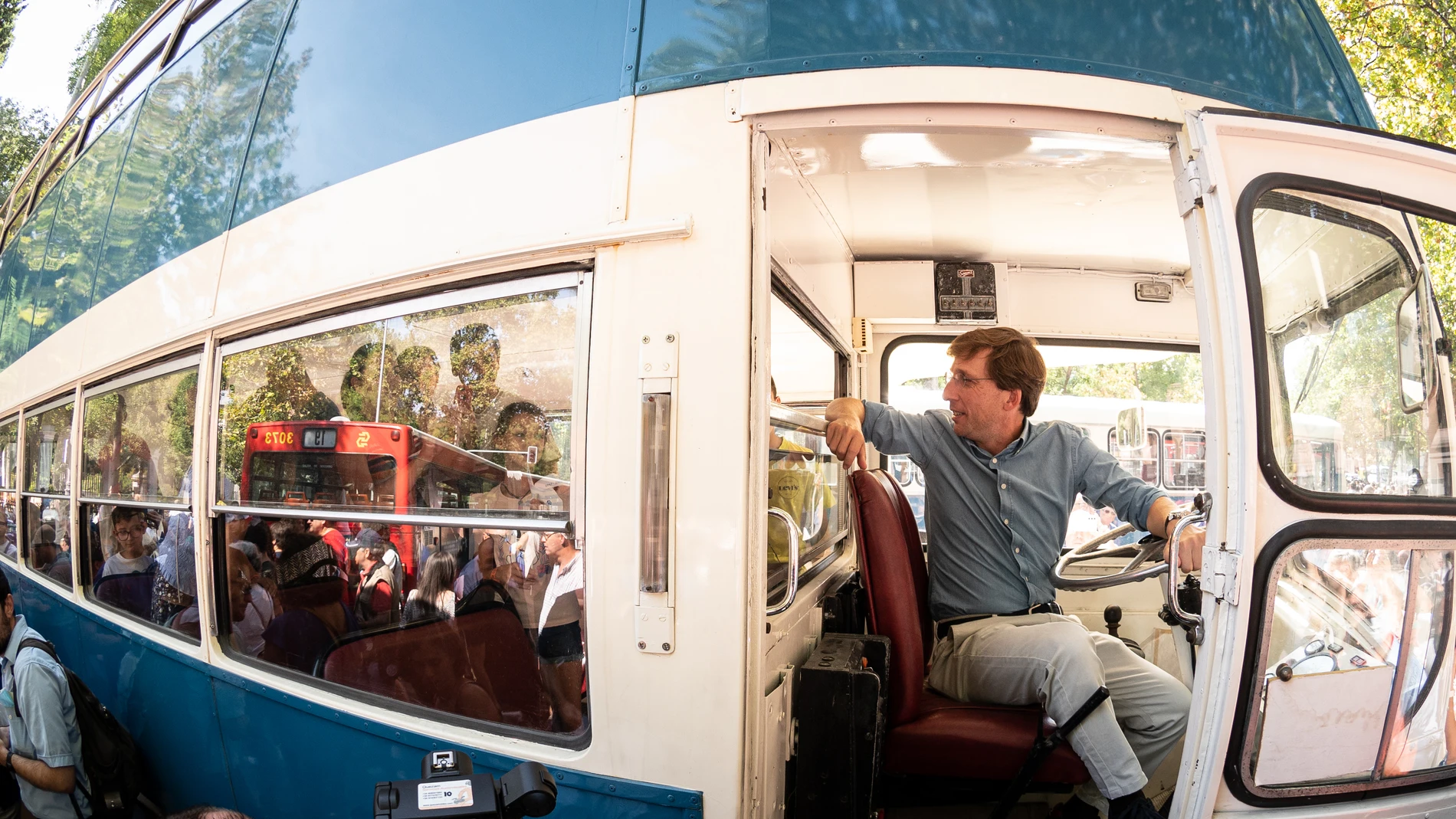 El alcalde de Madrid, José Luis Martínez-Almeida (d), tras el volante de un autobús clásico de dos pisos, conversa con varios visitantes durante los actos organizados en el día central de la Semana Europea de la Movilidad, ayer en Madrid. EFE/ Fernando Villar