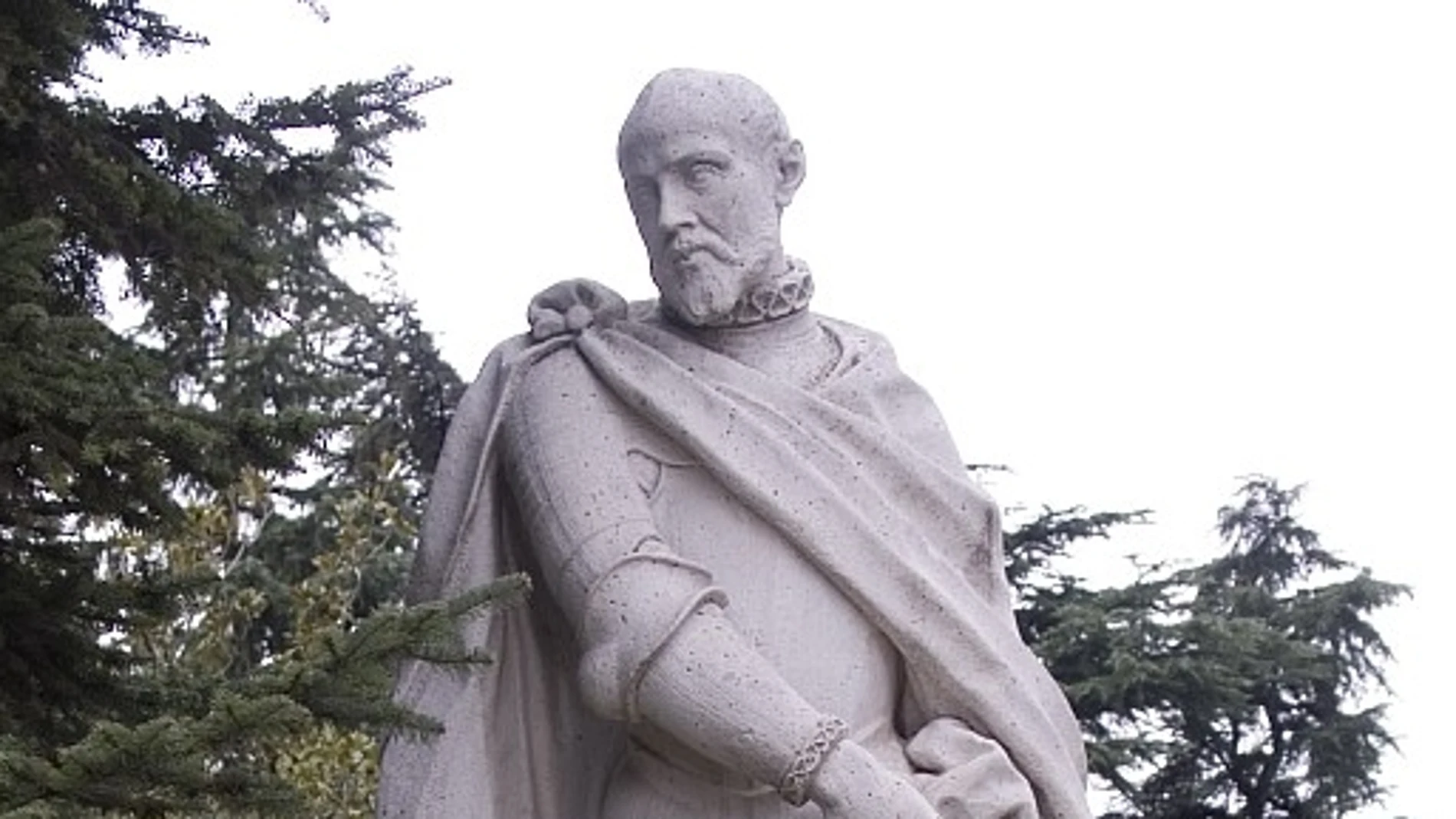 La estatua de Felipe II en los Jardines de Sabatini de la capital