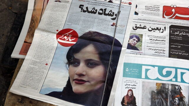 Portadas de la prensa reformista iraní con la foto de la joven kurd Mahsa Amini