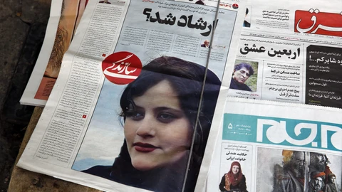 Portadas de la prensa reformista iraní con la foto de la joven kurd Mahsa Amini