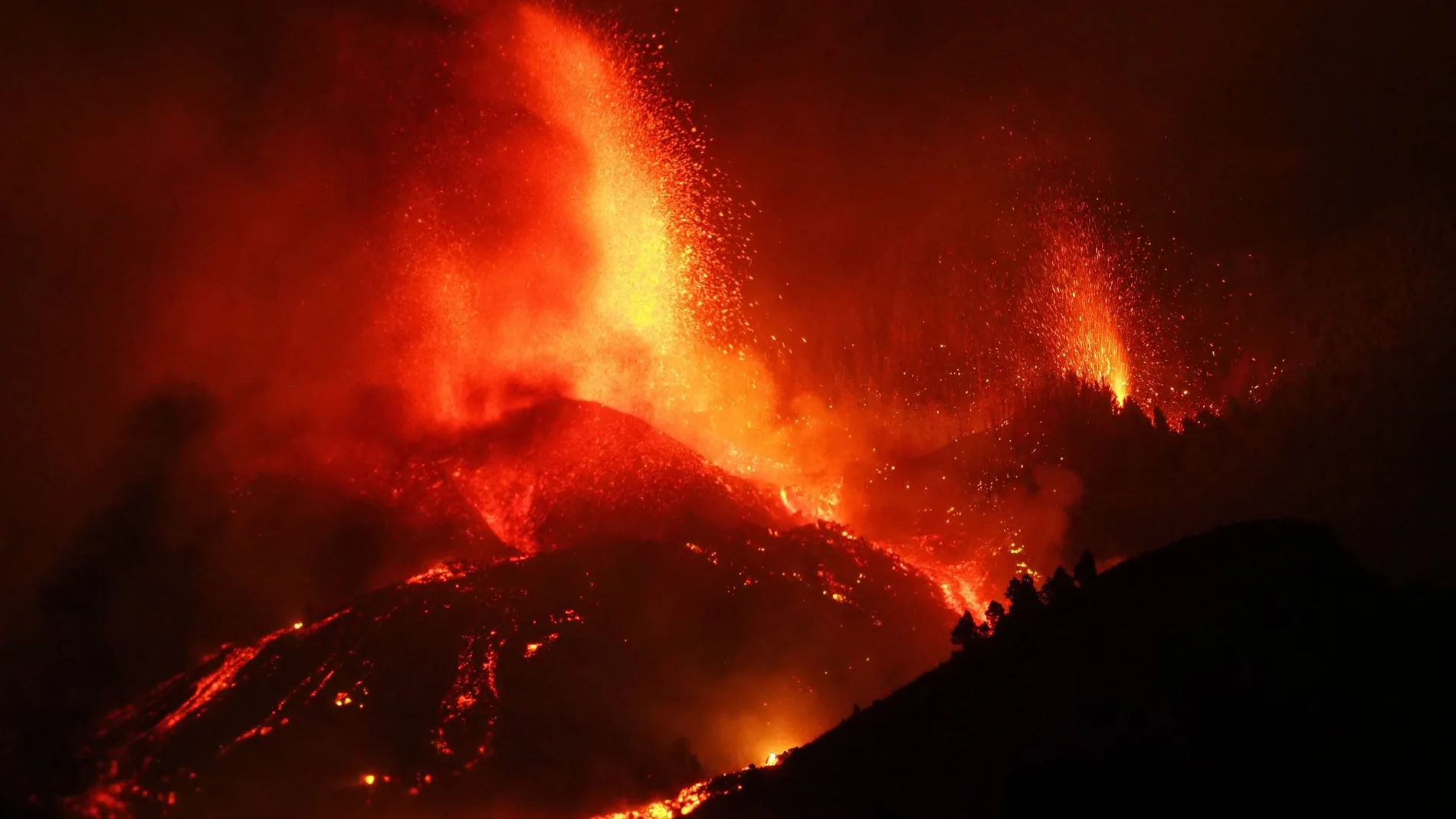 Una boca eruptiva expulsa lava y piroclastos en la zona de Cabeza de Vaca, hace hoy un año