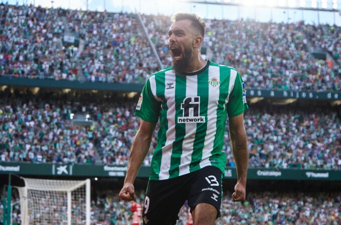 Borja Iglesias celebrando su gol ante el Girona.