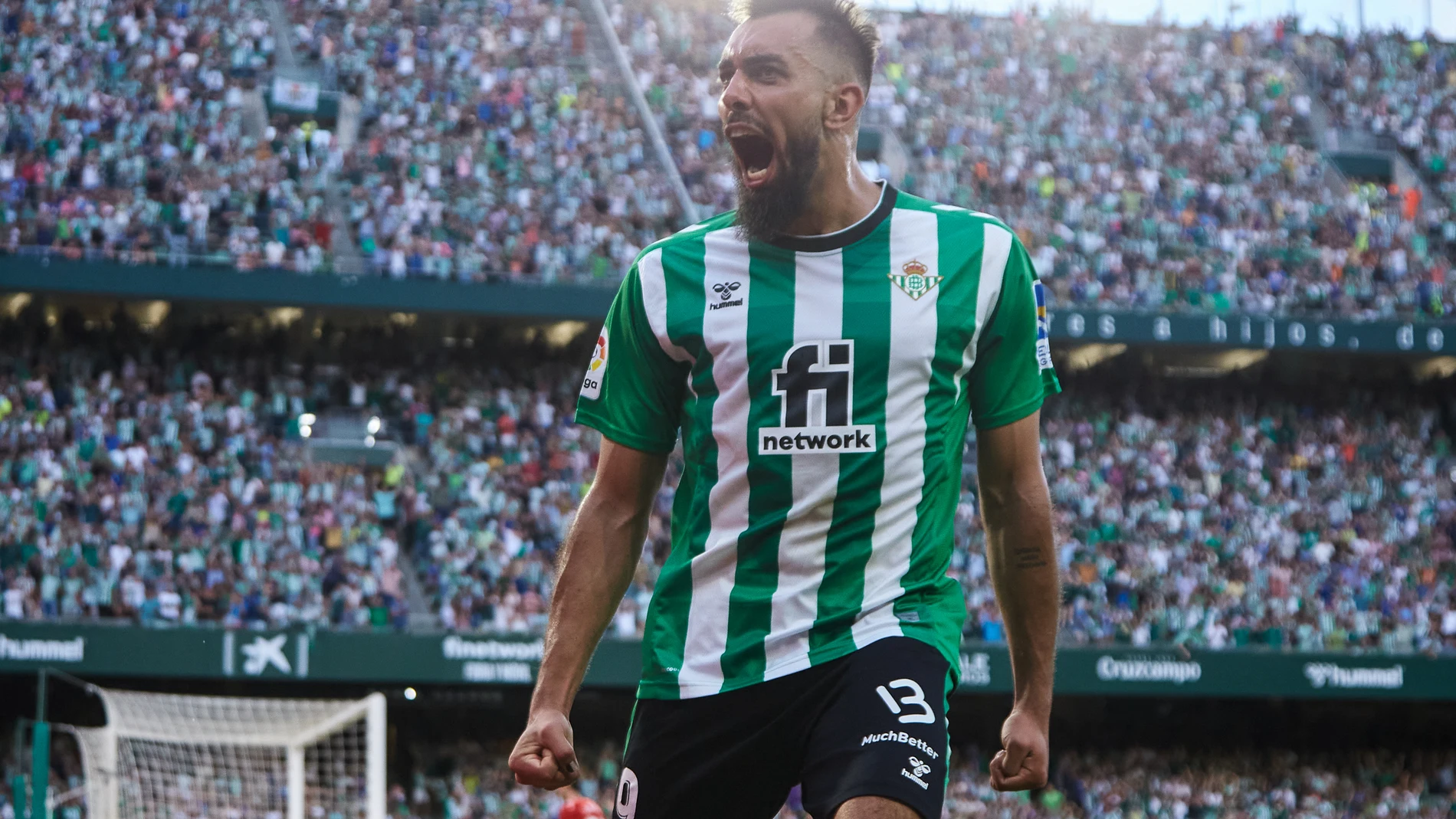 Borja Iglesias celebrando su gol ante el Girona.