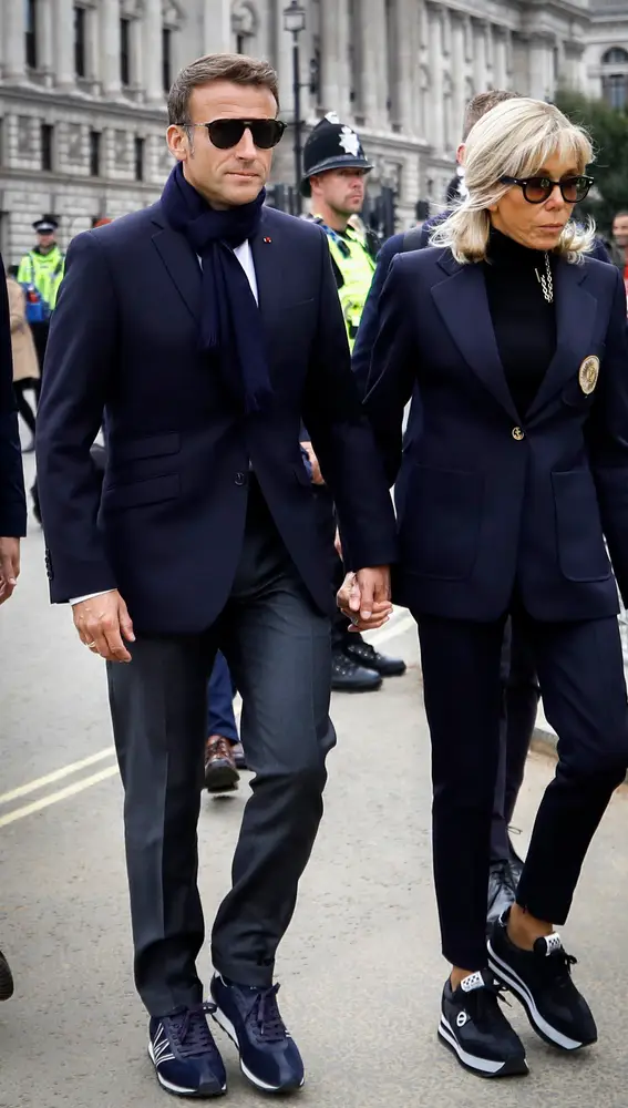 El presidente francés Emmanuel Macron y su esposa Brigitte Macron  llegan a Westminster Hall para presentar sus respetos a la difunta reina Isabel II