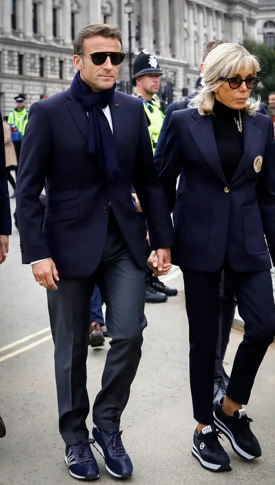 El presidente francés Emmanuel Macron y su esposa Brigitte Macron llegan a Westminster Hall para presentar sus respetos a la difunta reina Isabel II