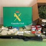 Sustancias y otros efectos intervenidos al detenido por parte de la Guardia Civil