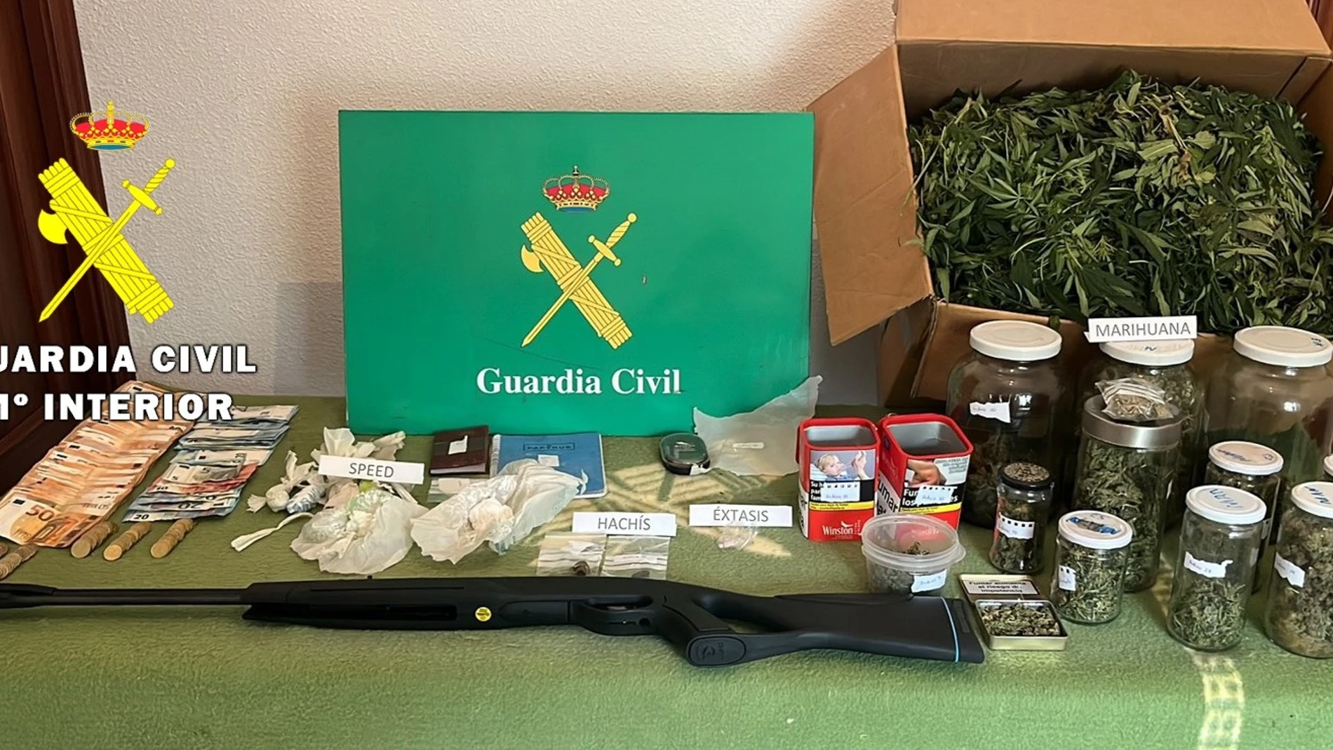 Sustancias y otros efectos intervenidos al detenido por parte de la Guardia Civil