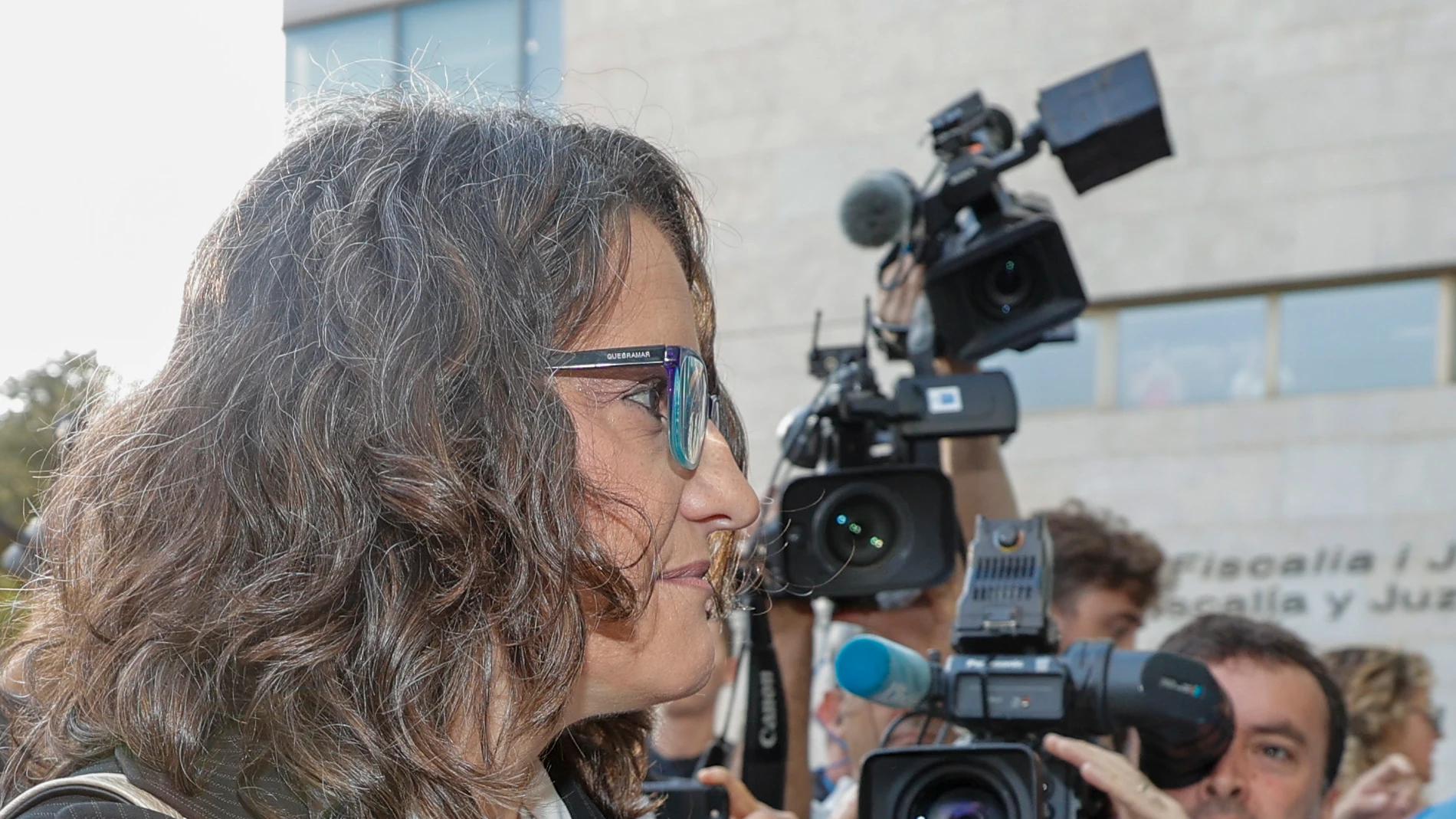 La exvicepresidenta del Gobierno valenciano y exconsellera de Igualdad y Políticas Inclusivas, Mónica Oltra, a su llegada a los juzgados el pasado día 19 de septiembre