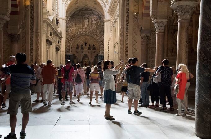 Turistas en el interior de la Mezquita-Catedral de Córdoba. CABILDO CATEDRAL DE CÓRDOBA