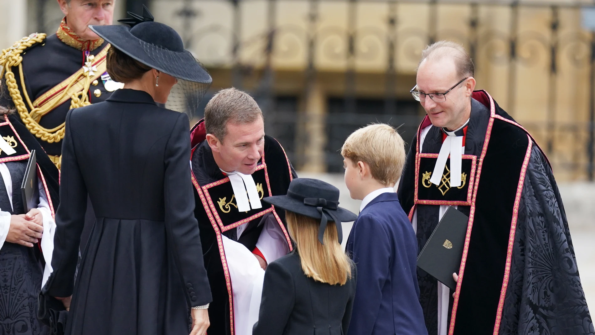 La princesa de Gales, el príncipe George y la princesa Charlotte, a su llegada al funeral de Estado.