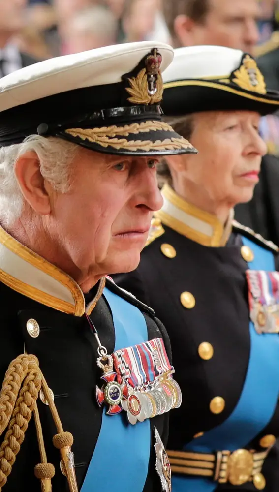 Carlos II durante el cortejo del féretro por las calles de Londres