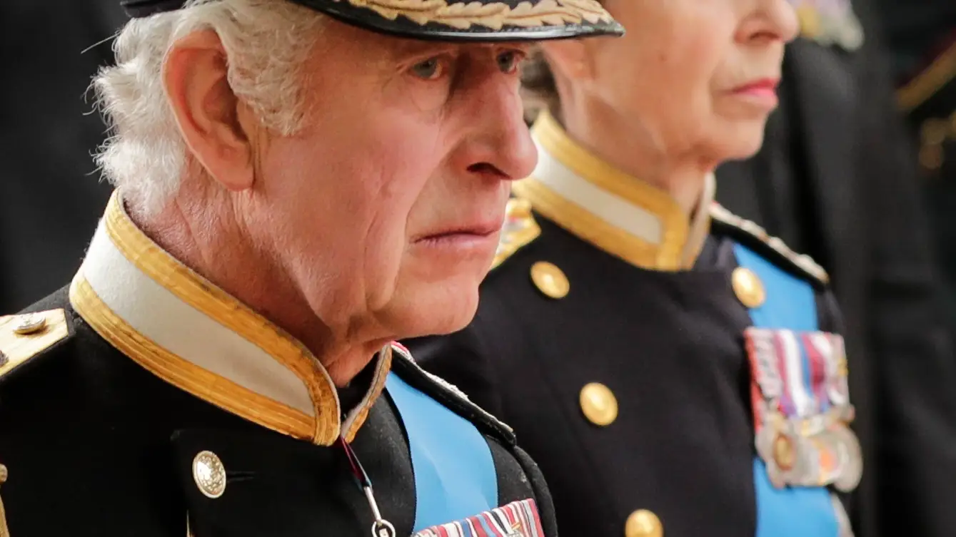 Carlos II durante el cortejo del féretro por las calles de Londres