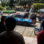 Agentes de la Policía Nacional vigilan la entrada de la iglesia de San Miguel Arcángel durante la celebración de la bajada de la imagen con la cofradía, en la ciudad de Masaya (Nicaragua)