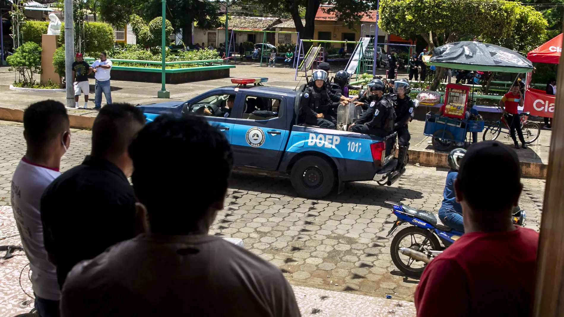 Agentes de la Policía Nacional vigilan la entrada de la iglesia de San Miguel Arcángel durante la celebración de la bajada de la imagen con la cofradía, en la ciudad de Masaya (Nicaragua)