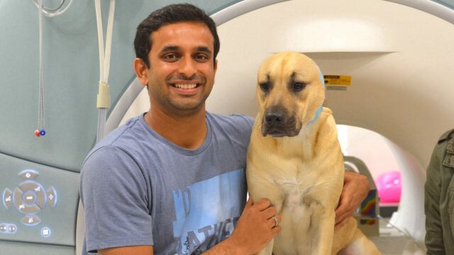 Bhubo con su dueño Ashwin Sakhardande frente a una máquina de resonancia magnética funcional