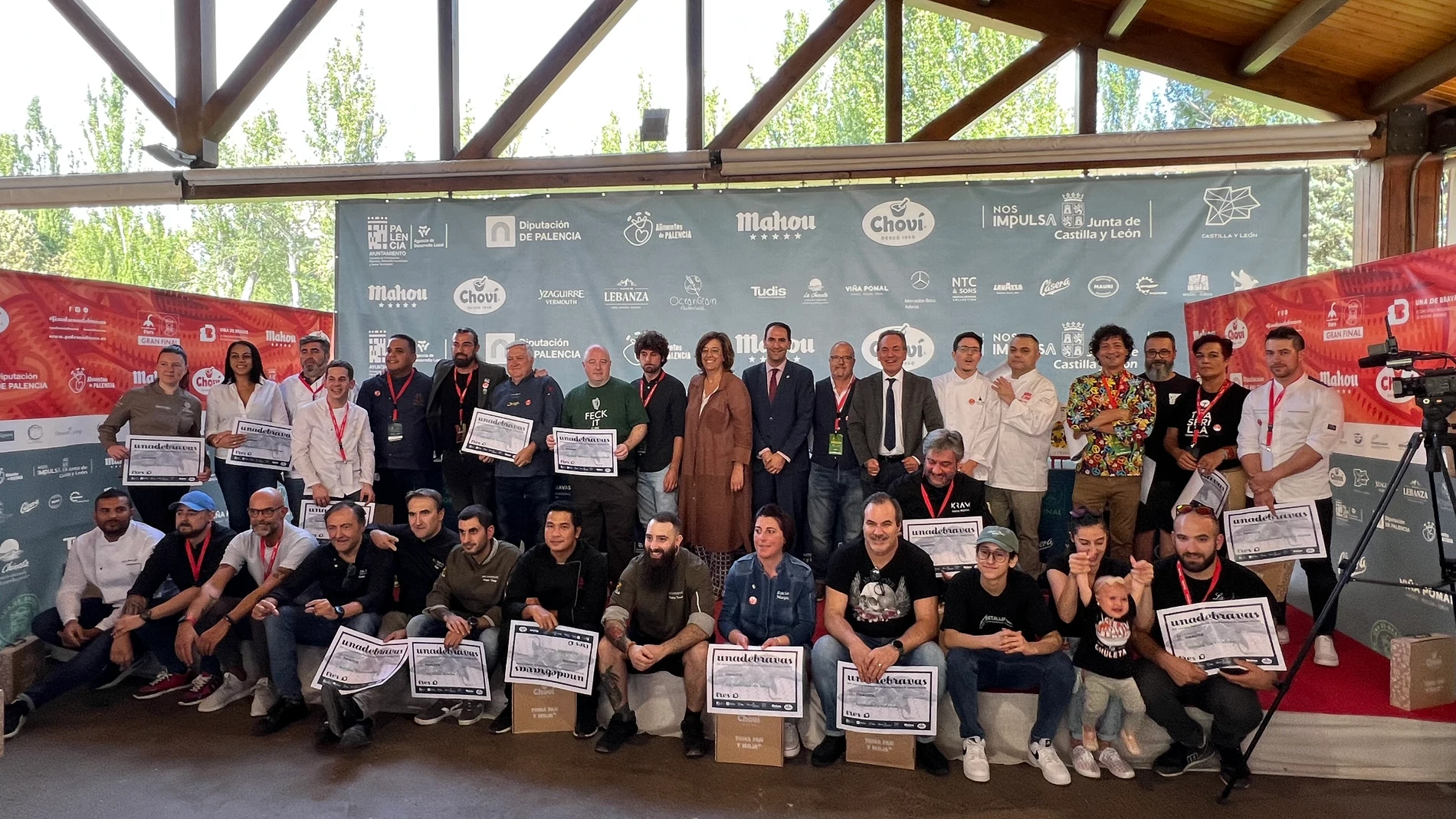 Los premiados junto a las autoridades en el certamen celebrado en Palencia