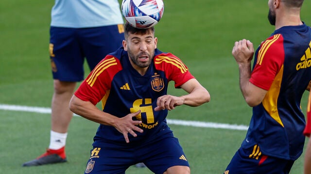 Jordi Alba, en un entrenamiento con Carvajal