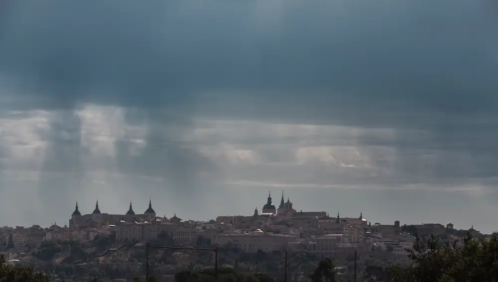 na tormenta se forma sobre el casco histórico de Toledo