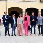 La consejera María González Corral y el presidente de la Diputación de Zamora, Francisco Requejo, durante la presentación en Villalpando
