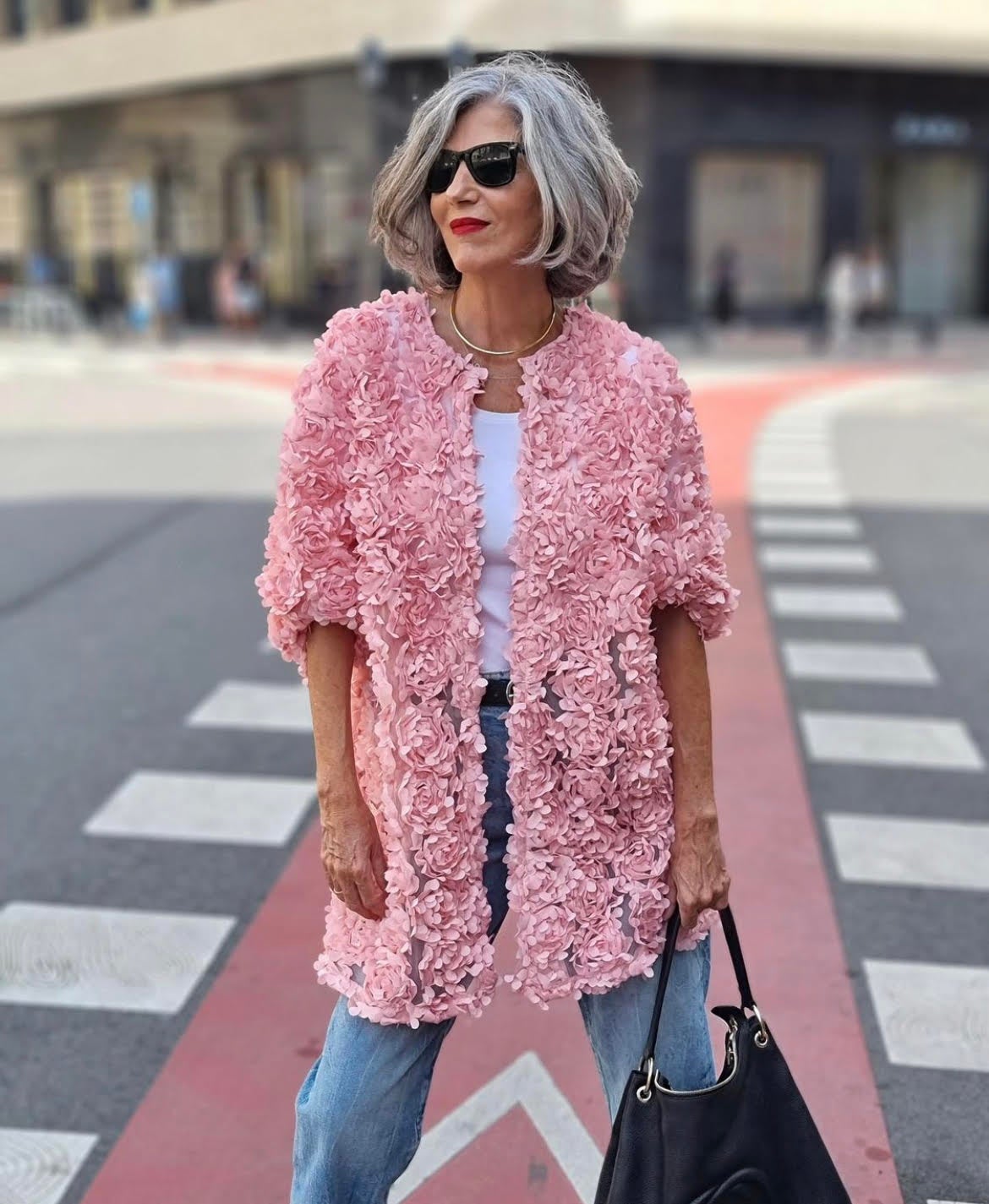 El primer del otoño ha llegado a Zara, es rosa, parece de Alta Costura y las mujeres más elegantes de 50 años ya lo llevan con vaqueros