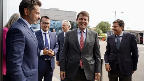 El presidente Fernández Mañueco a su llegada al foro con Fernández Carriedo