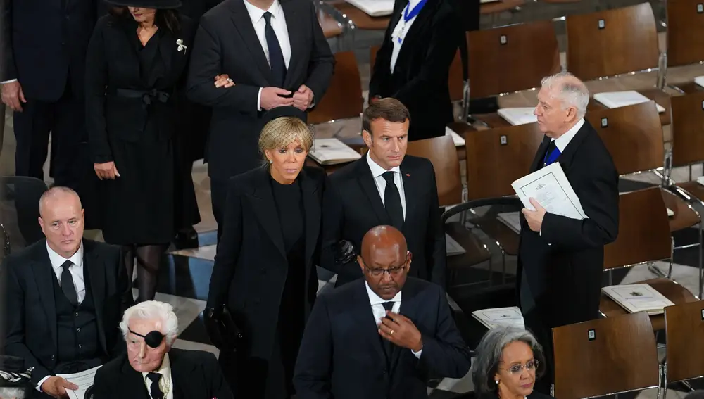 El presidente francés Emanuel Macron y su esposa Brigitte llegan al funeral de Estado de la reina Isabel II