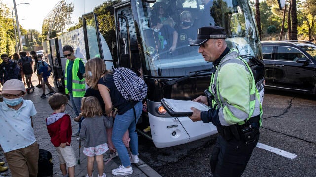 Control de policía para autobuses escolares en Madrid.