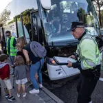 Control de policía para autobuses escolares en Madrid.