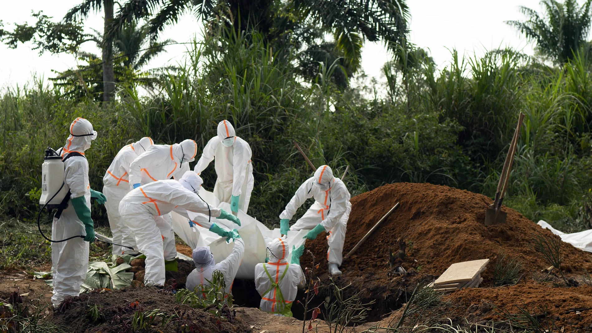 Una imagen de archivo de un entierro de un enfermo de ébola en el Congo en 2019