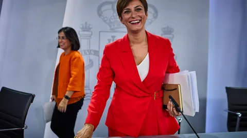 Las ministras de Política Territorial, Isabel Rodríguez García y de Sanidad, Carolina Darias, ayer en Moncloa