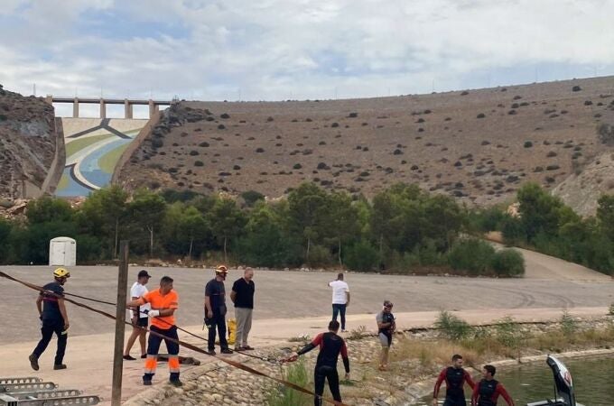 Rescate de un conductor tras caer al canal del pantano de Cuevas del Almanzora (Almería). GUARDIA CIVIL