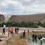 Rescate de un conductor tras caer al canal del pantano de Cuevas del Almanzora (Almería). GUARDIA CIVIL