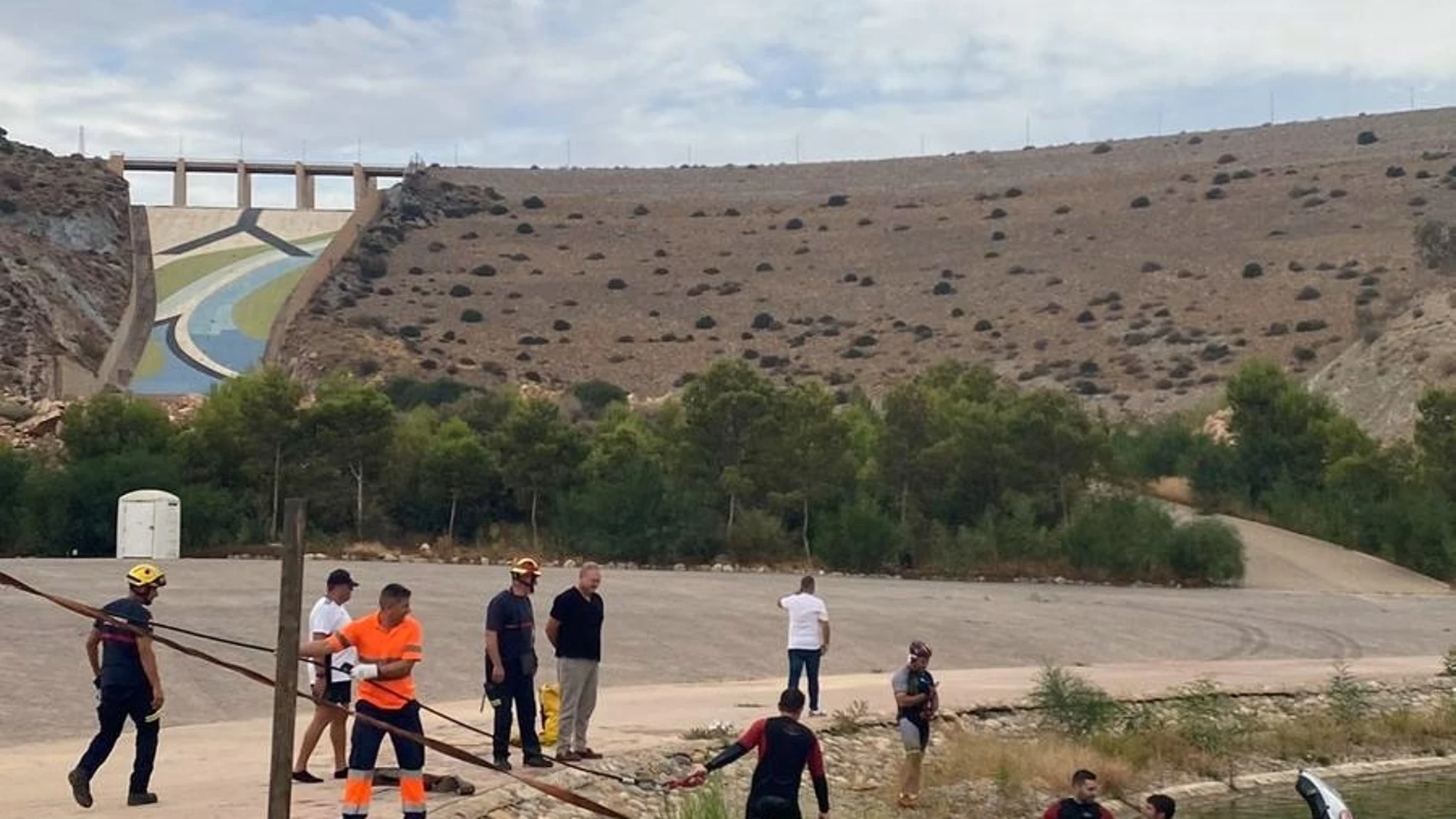 Rescate de un conductor tras caer al canal del pantano de Cuevas del Almanzora (Almería). GUARDIA CIVIL